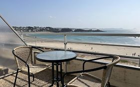 509 - Grand studio à Erquy au dernier étage, en bordure de la plage du centre, face au port de pêche